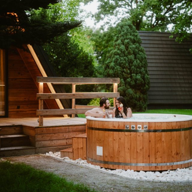 Domek z jacuzzi o zachodzie słońca