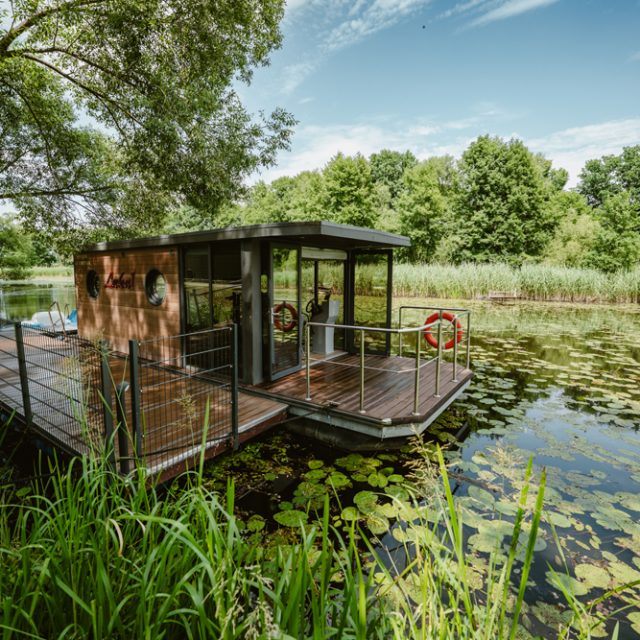 Houseboat na wodzie